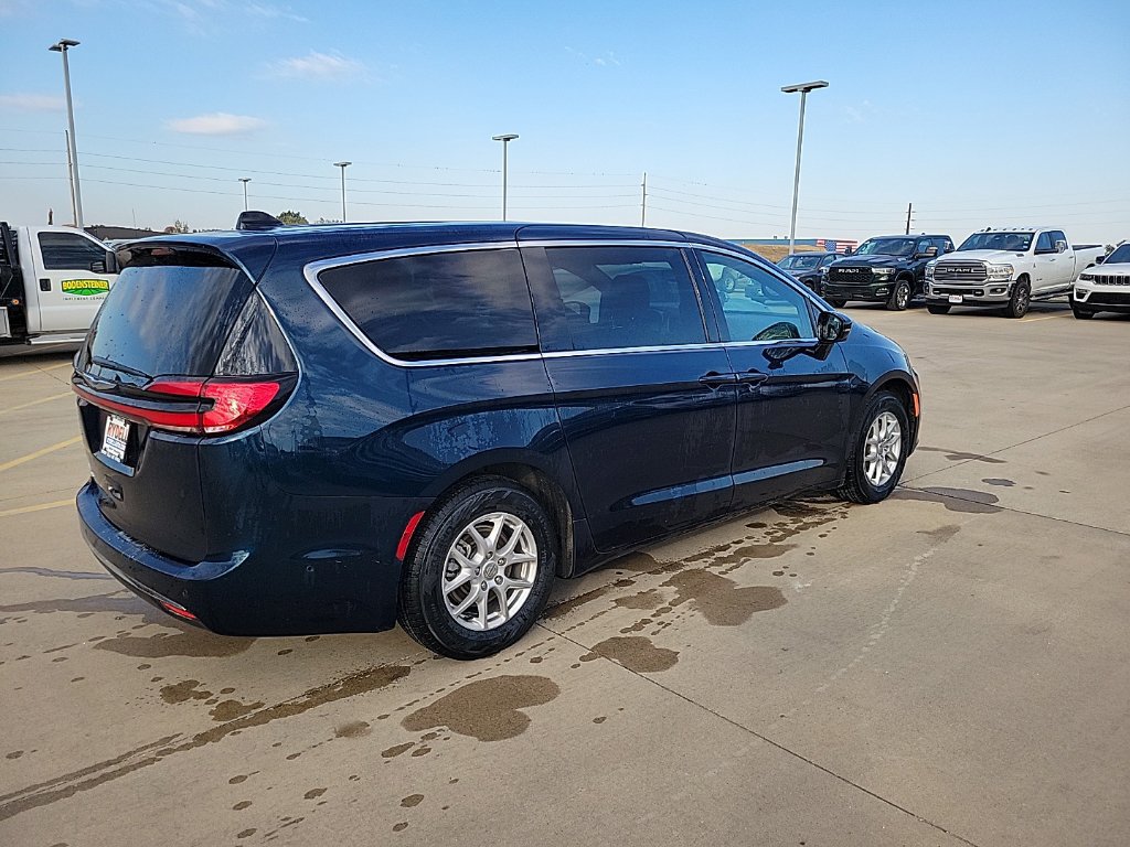 Certified 2025 Chrysler Pacifica Select w/ Uconnect Theater Family Group FWD image 3