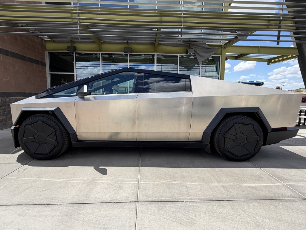 Used 2024 Tesla Cybertruck AWD Crew Cab image 7