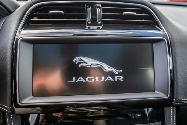 Used 2018 Jaguar F-PACE R-Sport image 23