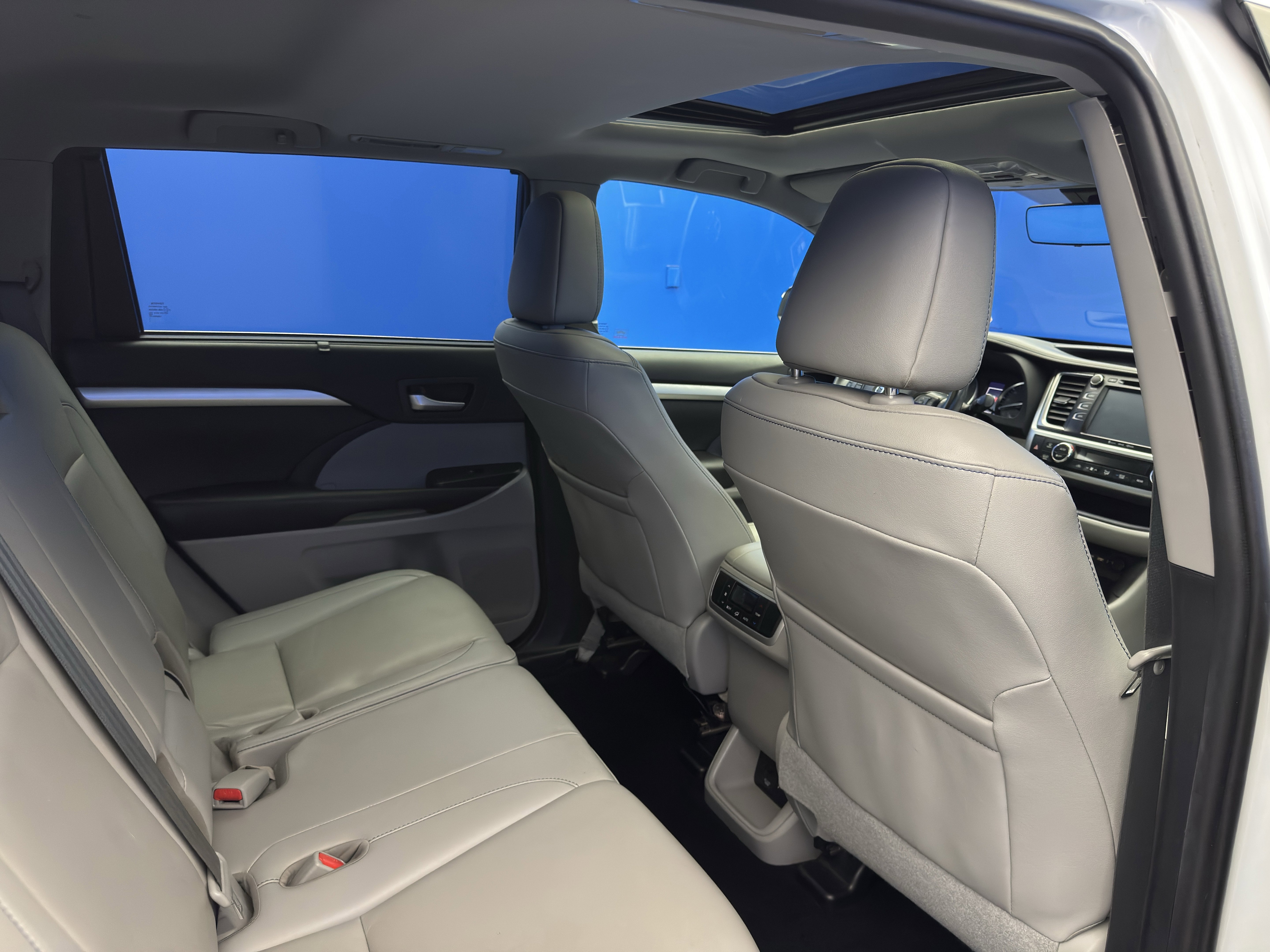 Used 2019 Toyota Highlander XLE image 26