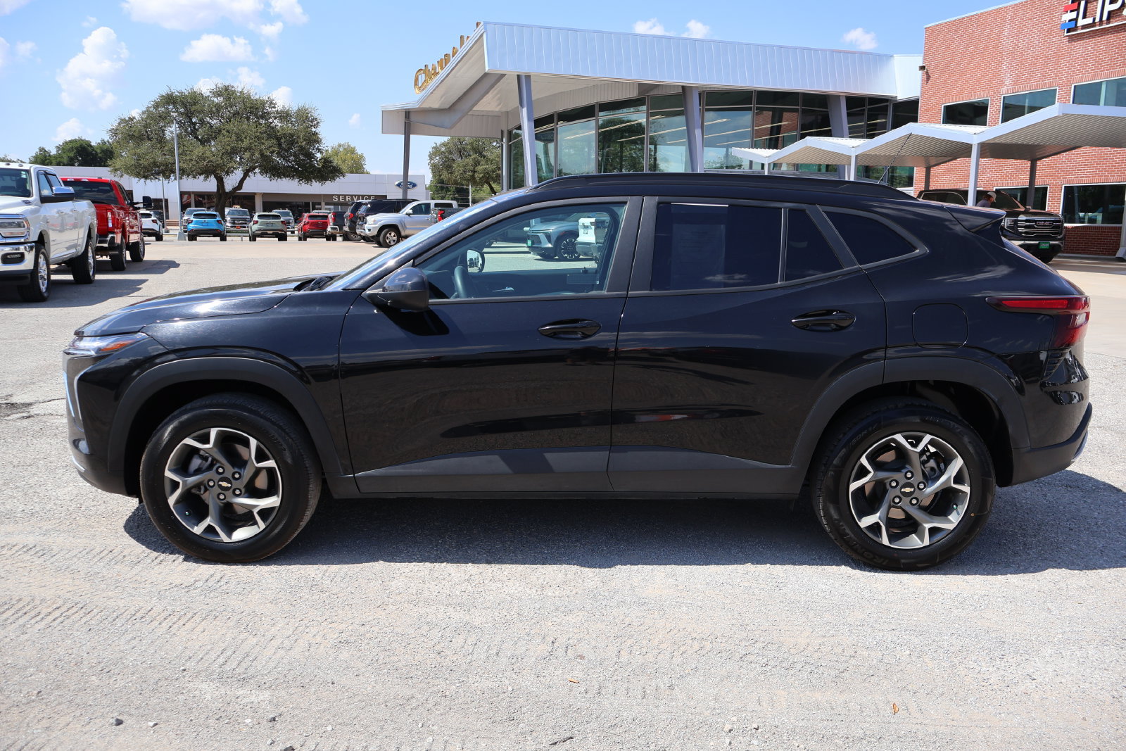 Used 2025 Chevrolet Trax LT FWD image 2