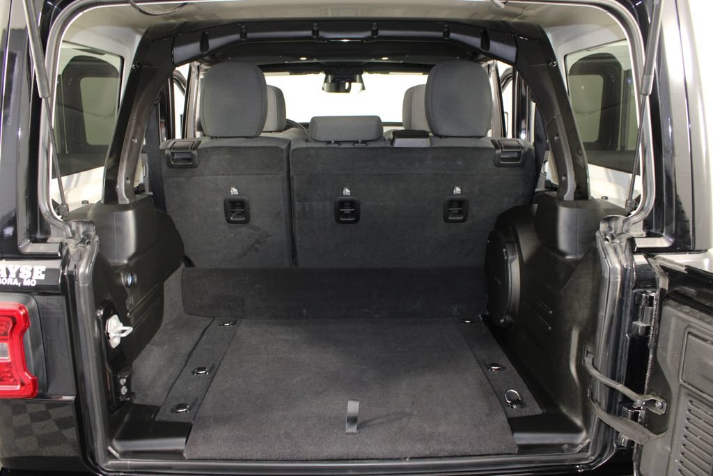 Used 2025 Jeep Wrangler Unlimited Sahara AWD/4WD image 17