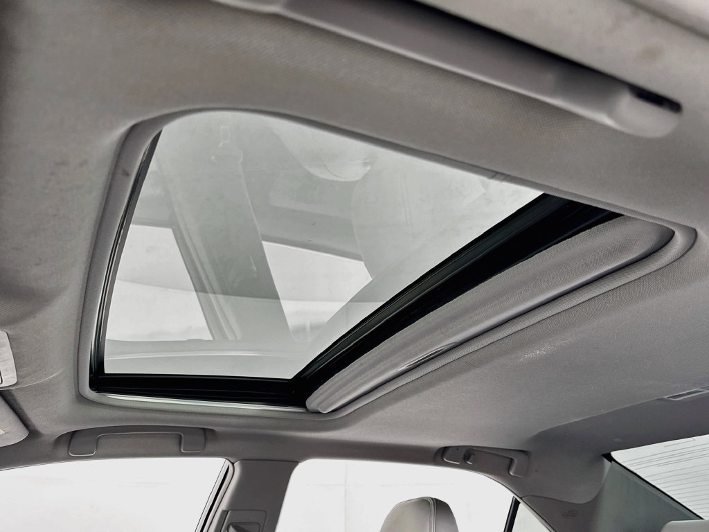 Used 2015 Toyota Camry XLE w/ Moonroof Package FWD image 16