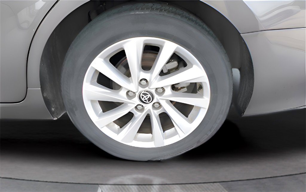 Used 2021 Toyota Camry LE image 9