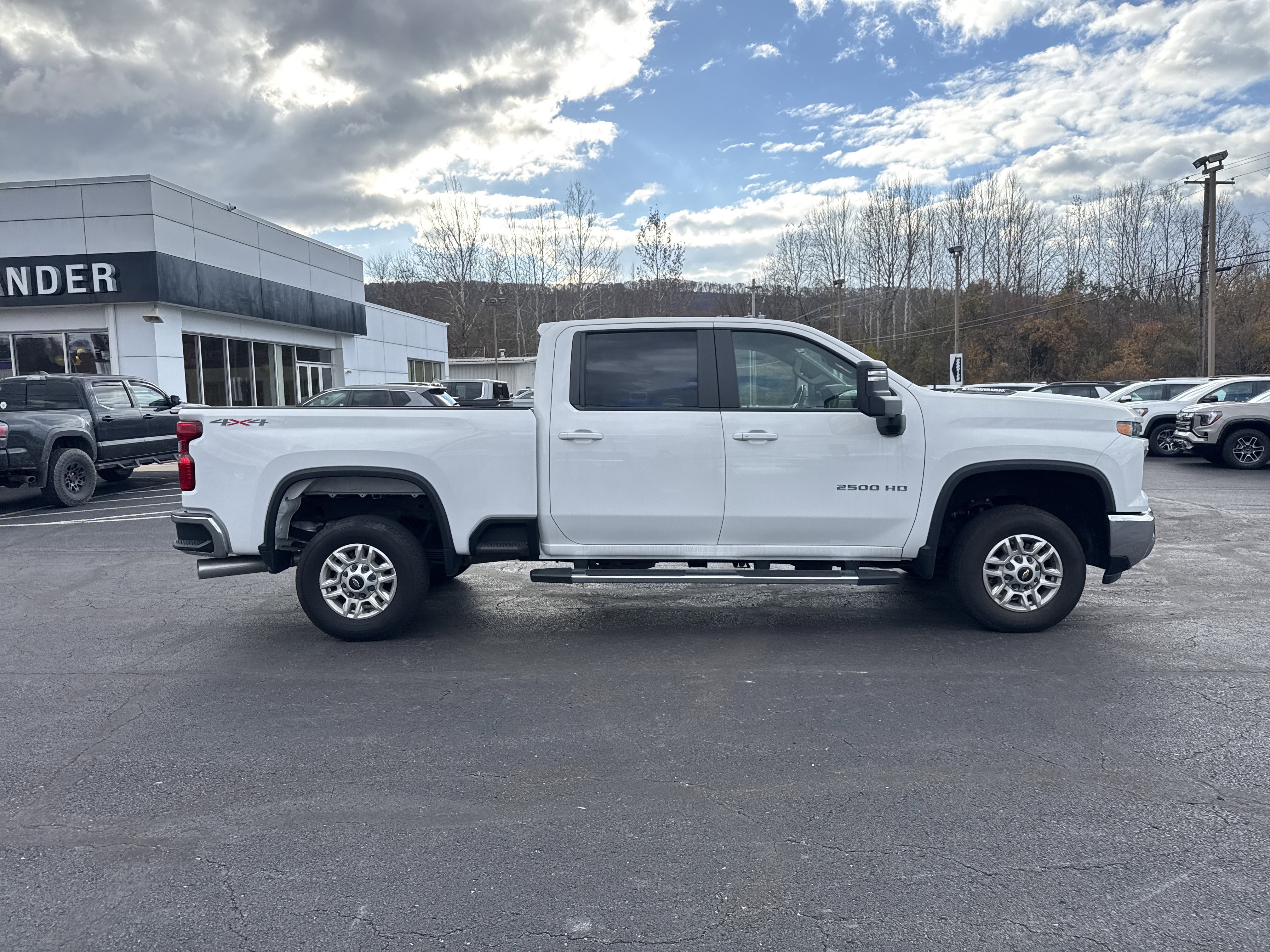 Used 2024 Chevrolet Silverado 2500 LT image 2