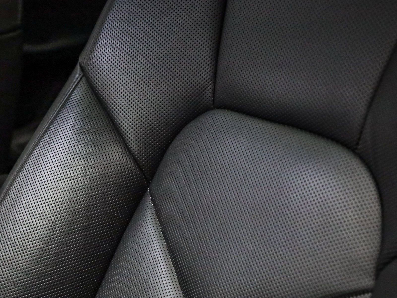 Certified 2025 Porsche Macan Turbo image 21