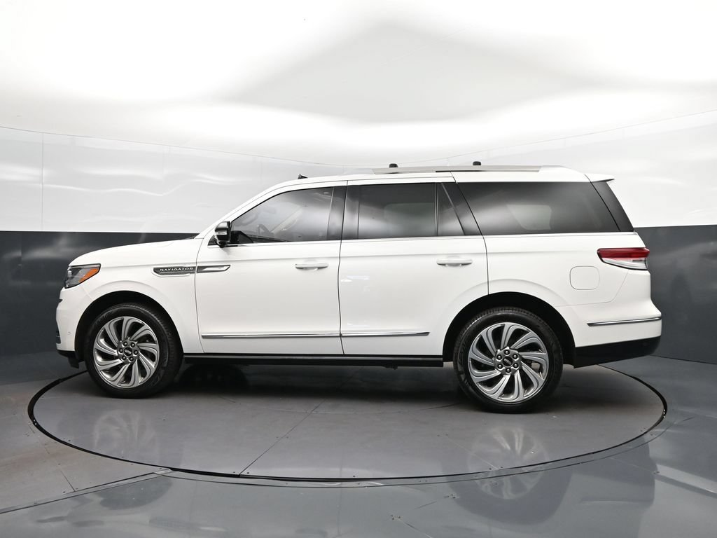 Used 2023 Lincoln Navigator Reserve AWD/4WD image 4