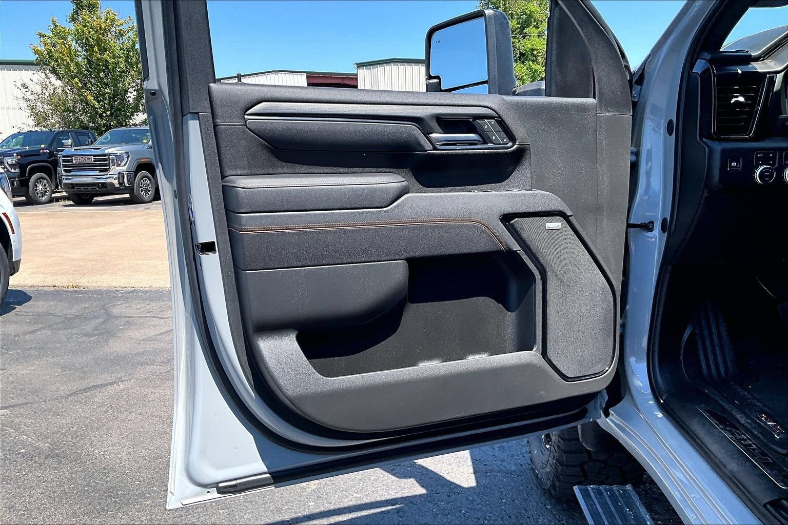 Used 2025 GMC Sierra 2500 AT4 w/ AT4 Premium Plus Package AWD/4WD image 18