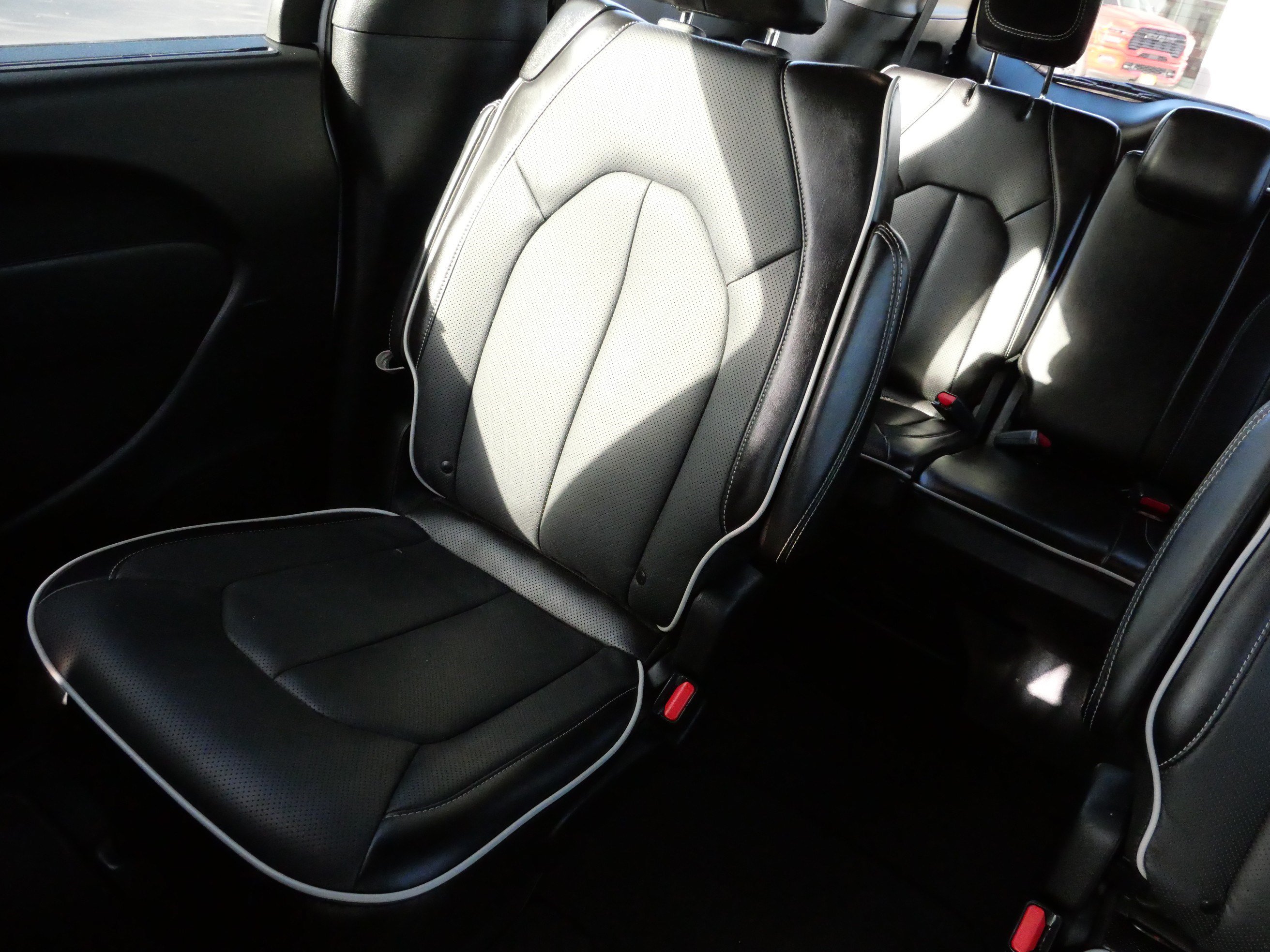 Used 2025 Chrysler Pacifica Limited FWD image 12