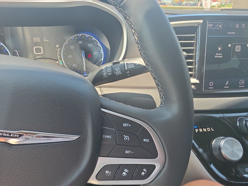Used 2023 Chrysler Pacifica Touring-L FWD image 31