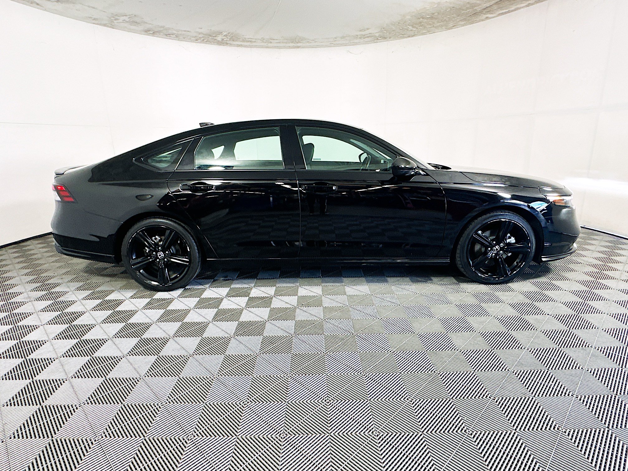 Used 2025 Honda Accord Sport image 2