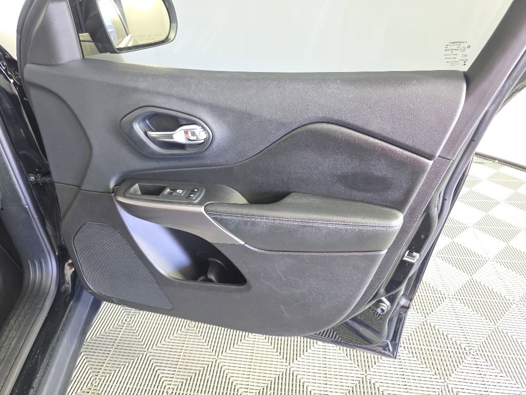 Used 2019 Jeep Cherokee Latitude Plus w/ Comfort/Convenience Group AWD/4WD image 37