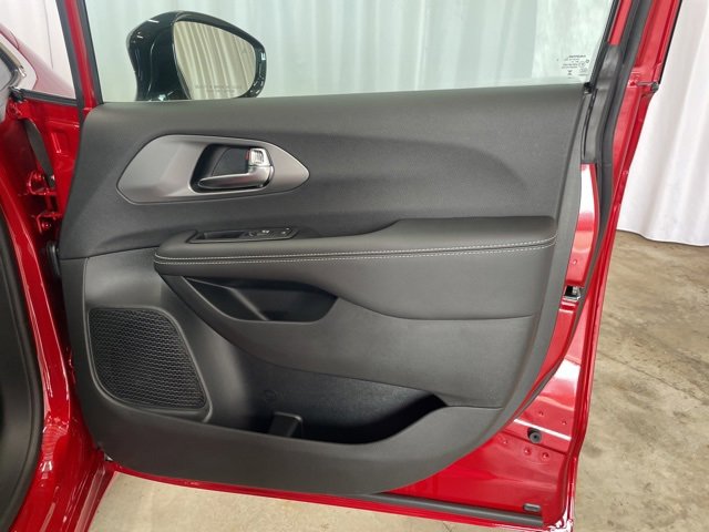 New 2026 Chrysler Pacifica Select image 31