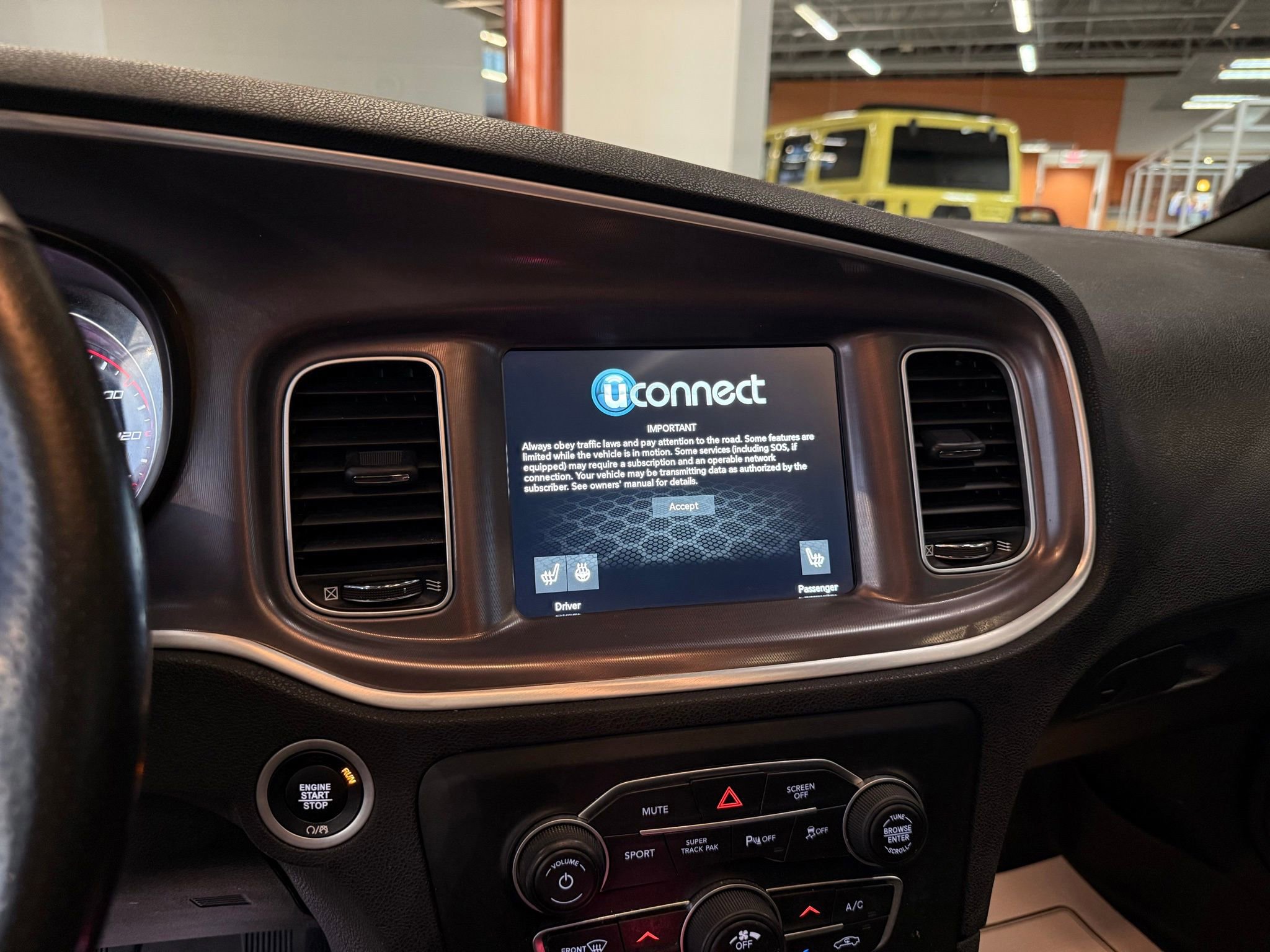 Used 2022 Dodge Charger SXT w/ Navigation & Travel Group image 39