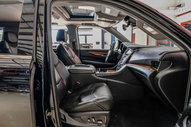 Used 2018 Cadillac Escalade ESV Premium Luxury AWD/4WD image 38