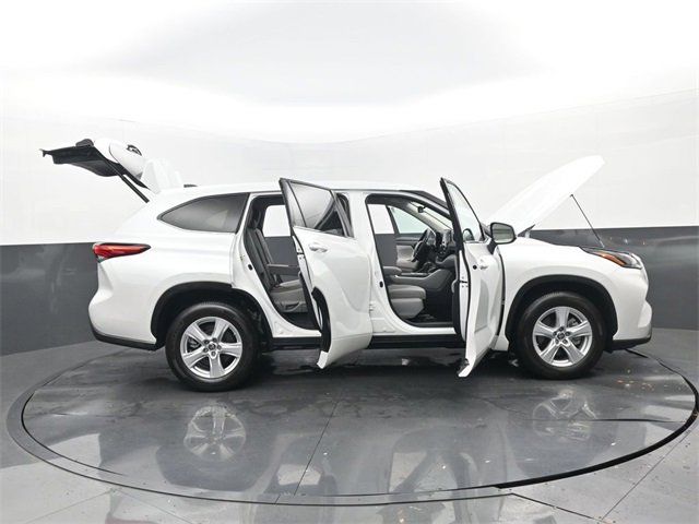 Used 2022 Toyota Highlander LE image 34