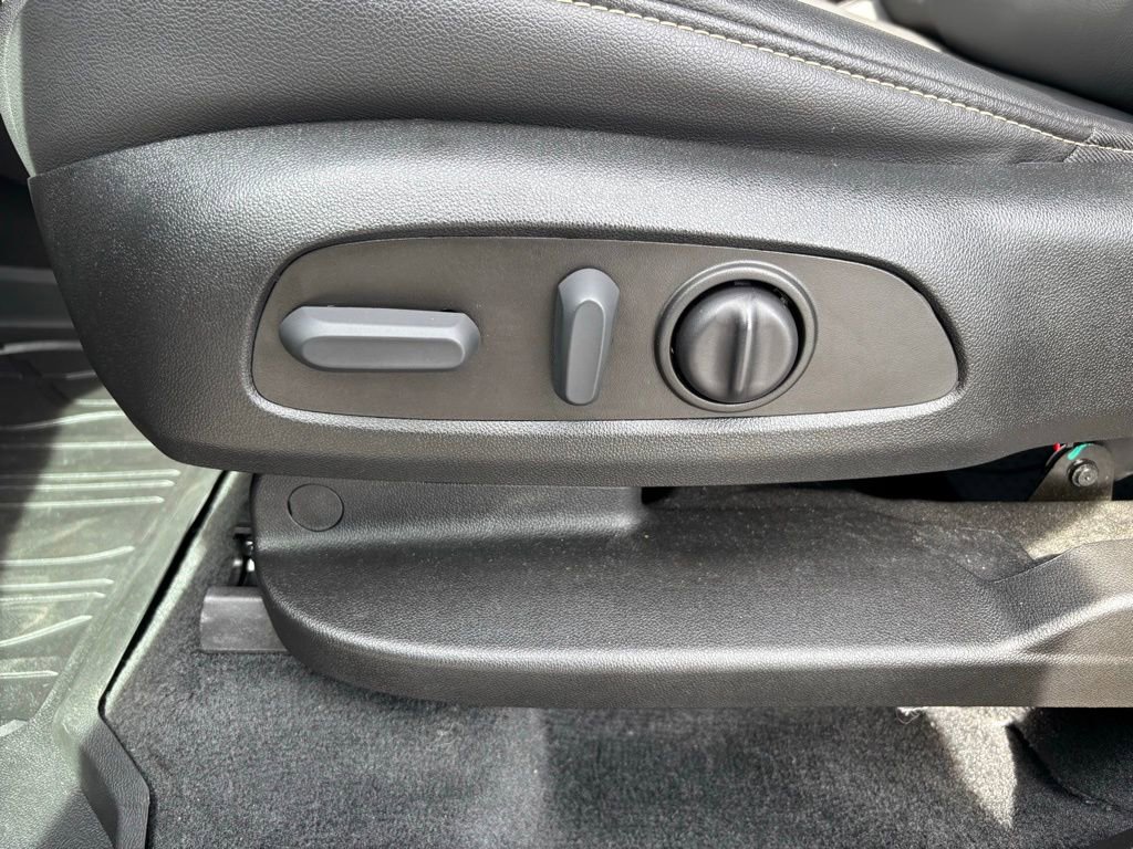 Used 2023 Chevrolet Traverse LT w/ LPO, Floor Liner Package FWD image 16