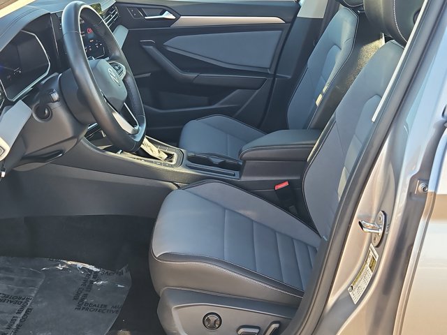 Used 2025 Volkswagen Jetta SE FWD image 16