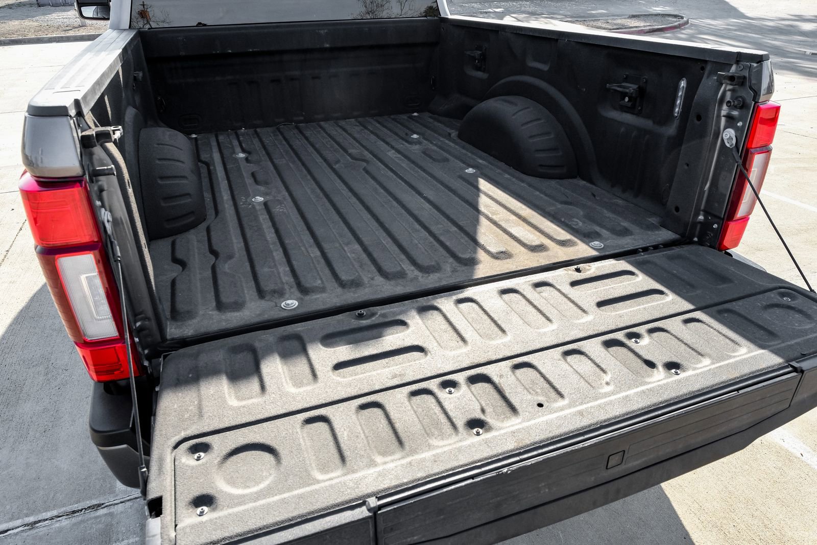 Used 2022 Ford F250 Platinum w/ FX4 Off-Road Package AWD/4WD image 60