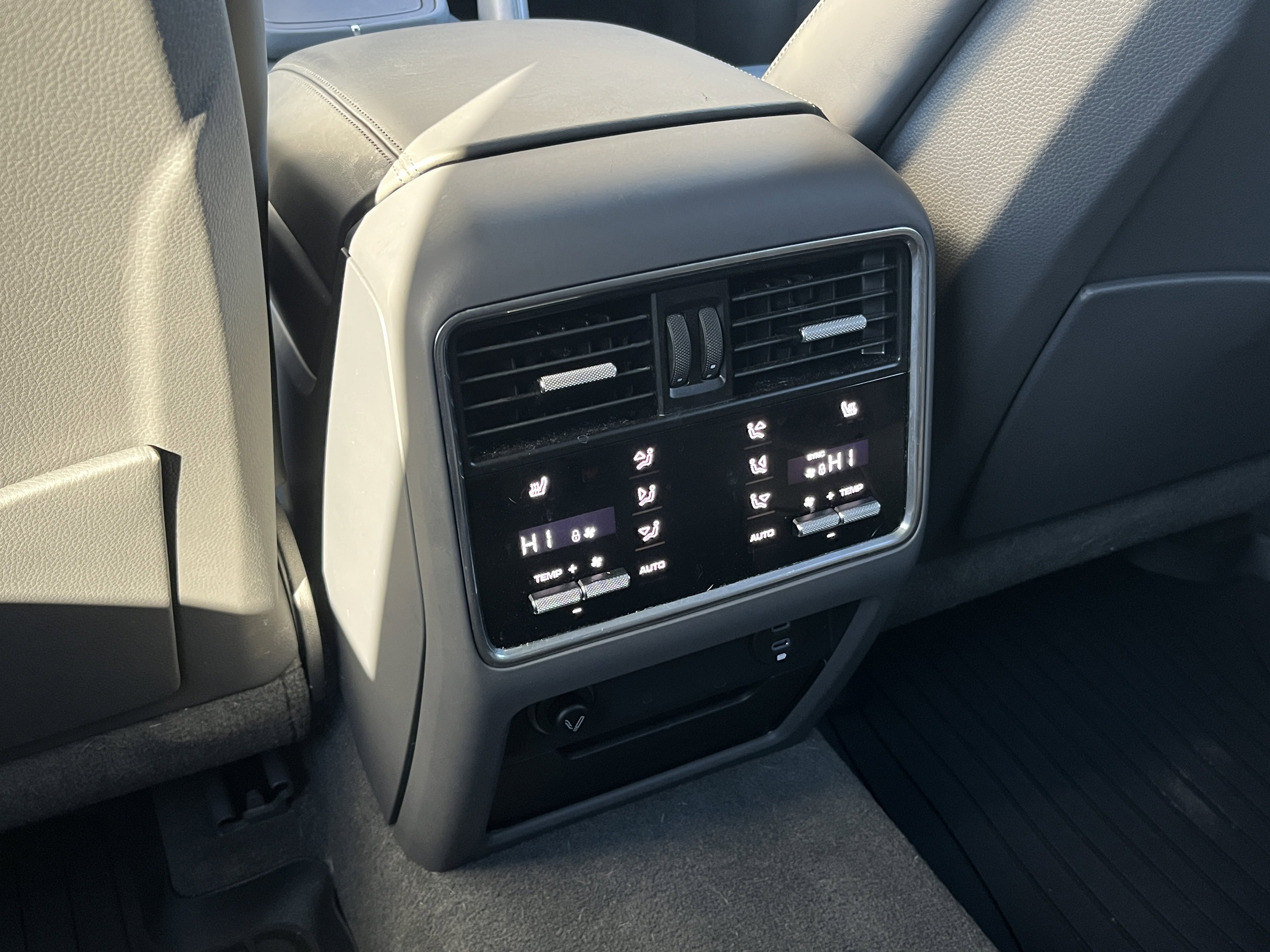 Certified 2023 Porsche Cayenne Platinum Edition image 29