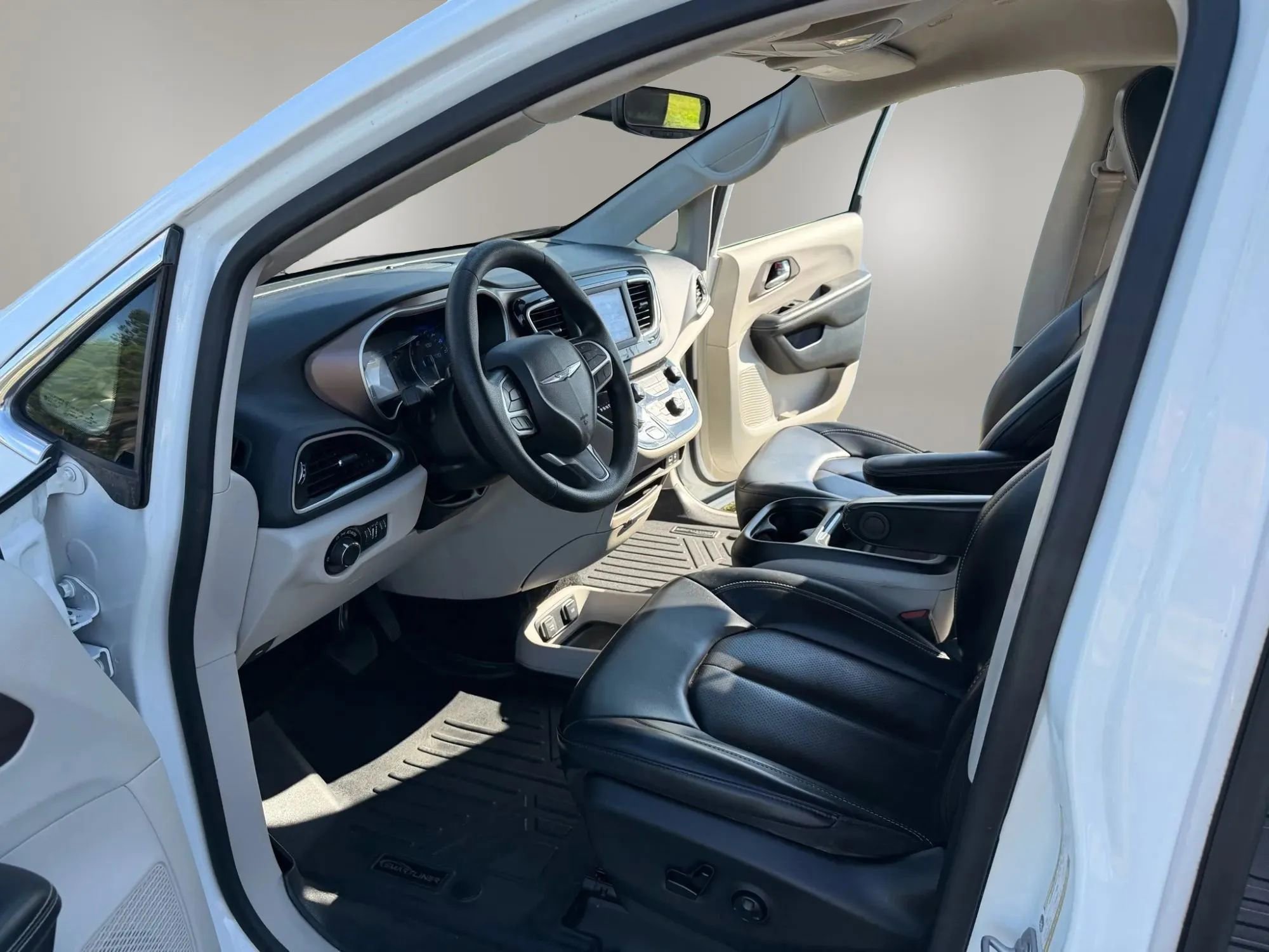 Used 2020 Chrysler Voyager Lxi FWD image 12