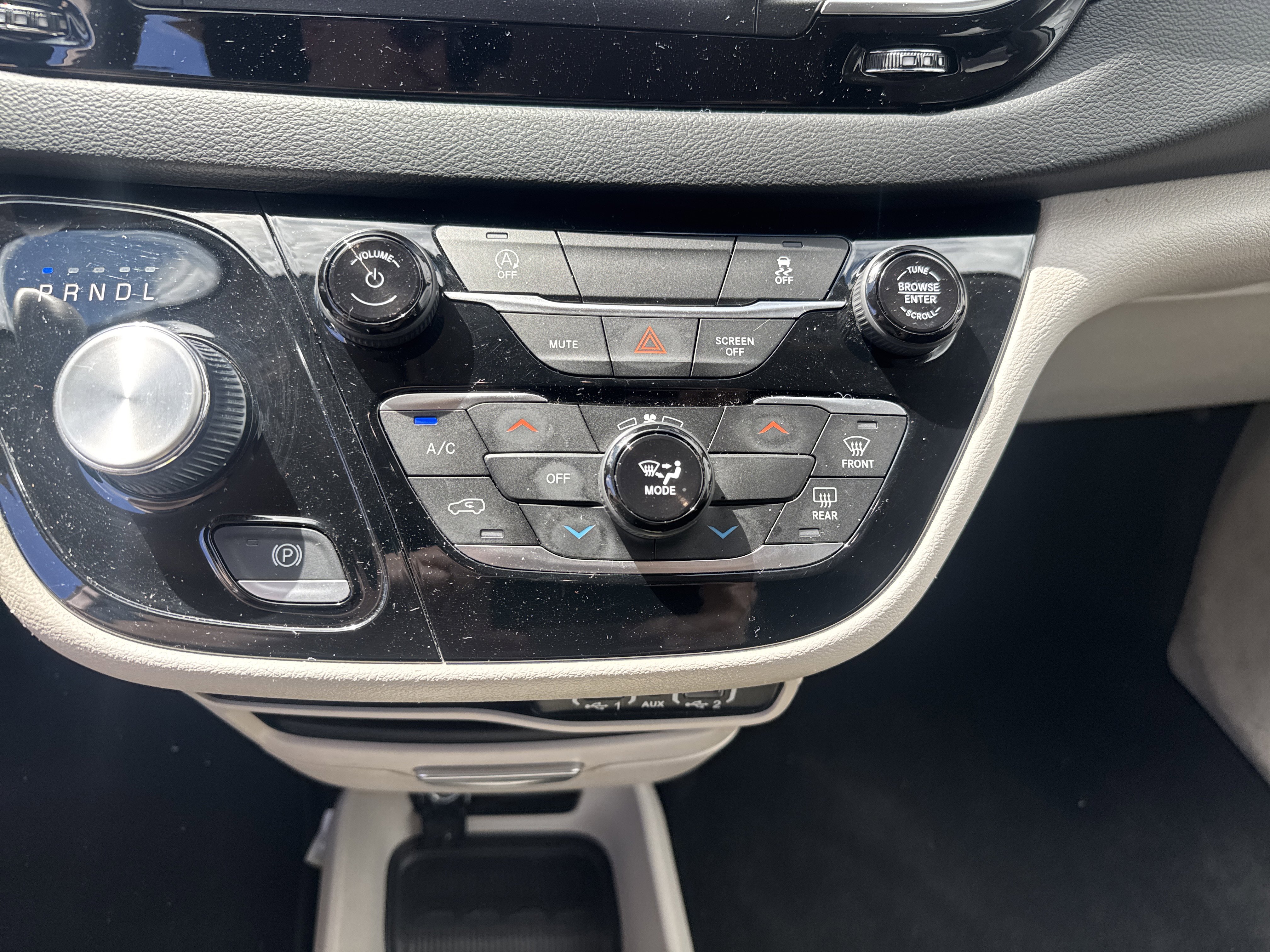 Used 2023 Chrysler Voyager LX image 26