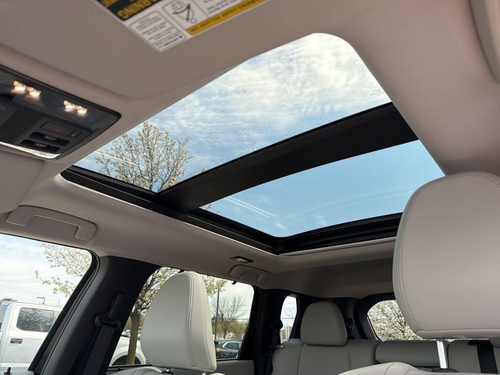 Used 2025 Mitsubishi Outlander AWD image 11