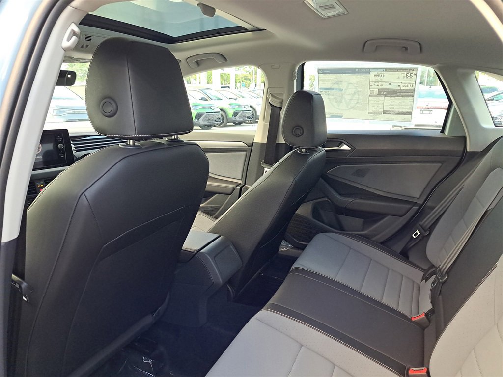 Used 2025 Volkswagen Jetta SE w/ Sunroof Package image 5