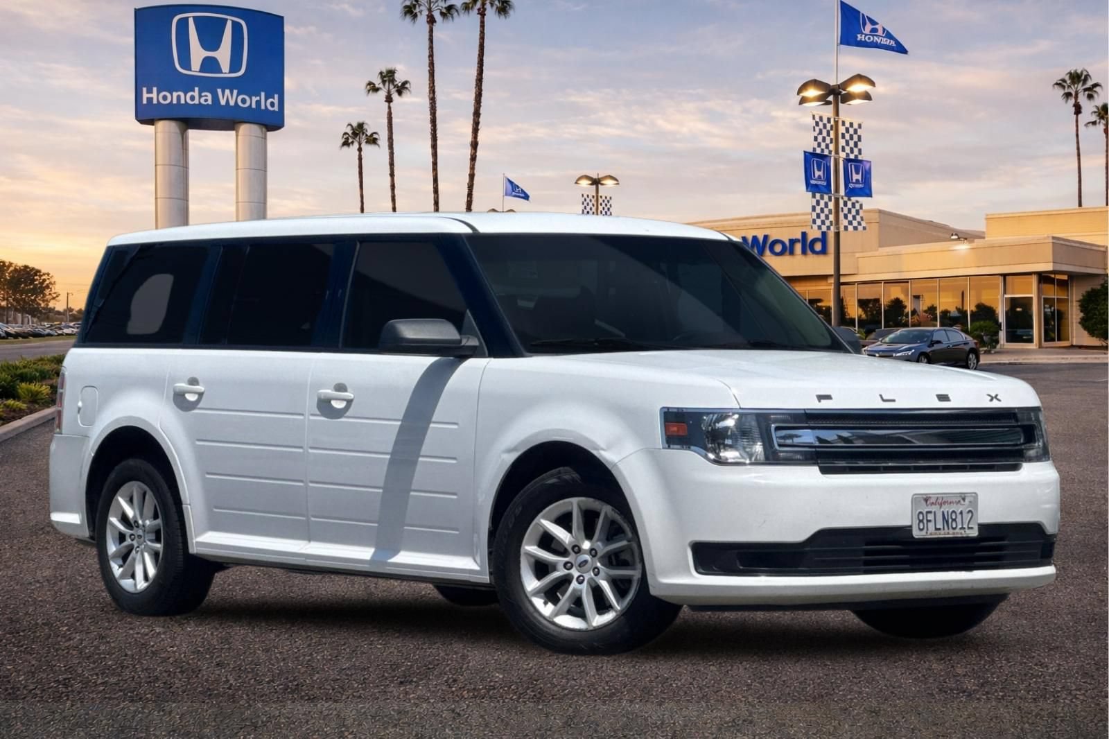Used 2018 Ford Flex SE FWD image 2