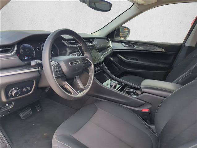 Used 2023 Jeep Grand Cherokee Laredo RWD image 8