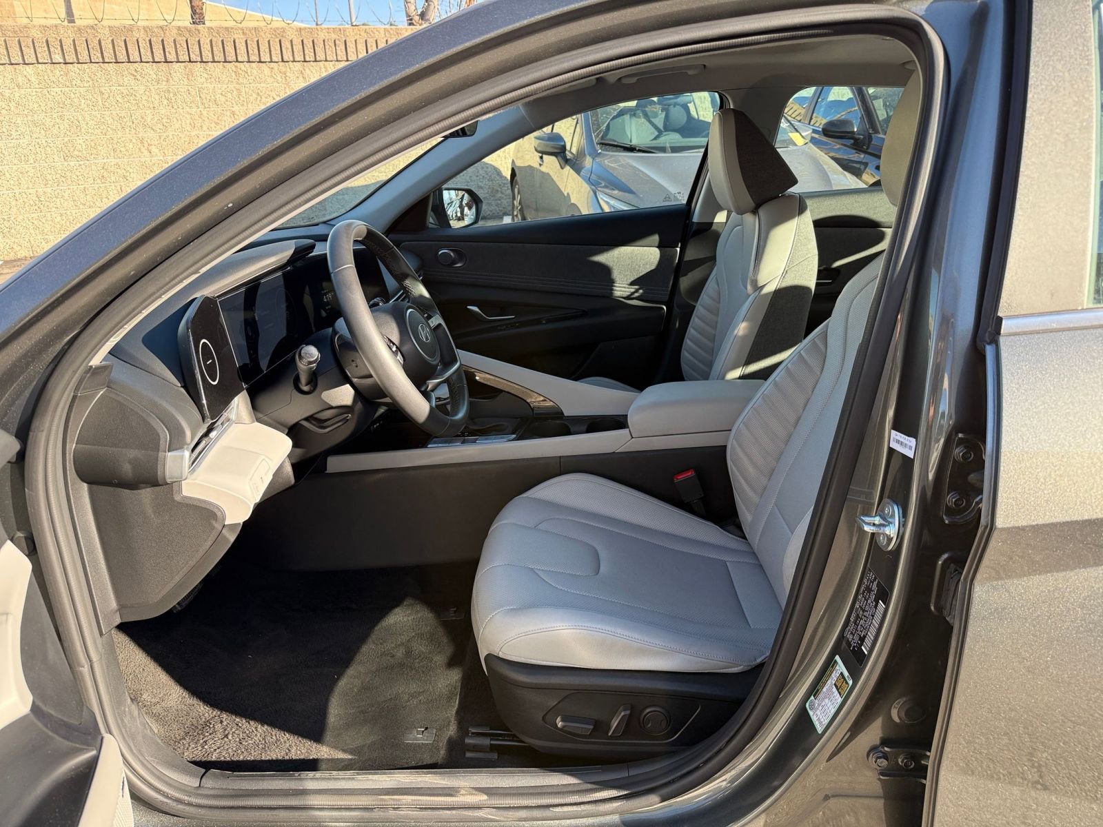 Used 2025 Hyundai Elantra Limited image 29