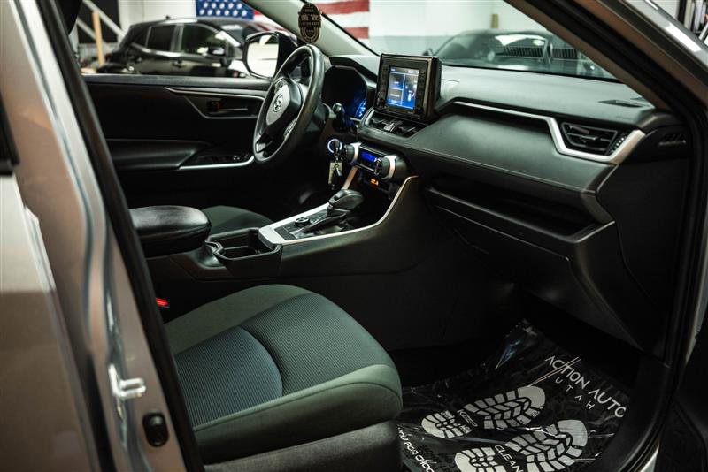 Used 2021 Toyota RAV4 LE image 13