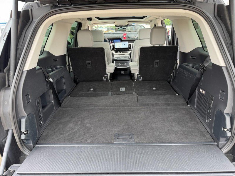 Used 2025 Ford Expedition Active AWD/4WD image 17