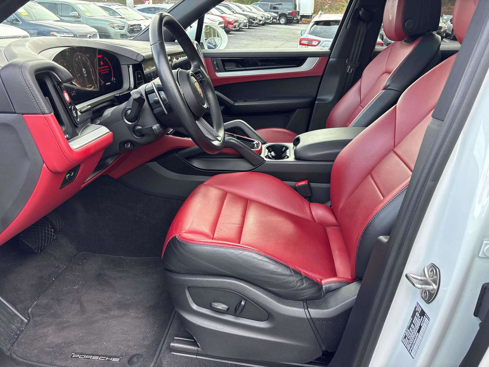 Used 2024 Porsche Cayenne image 6