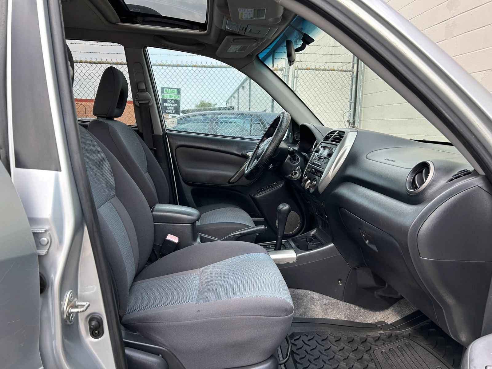 Used 2005 Toyota RAV4 2WD w/ Sport Pkg image 28