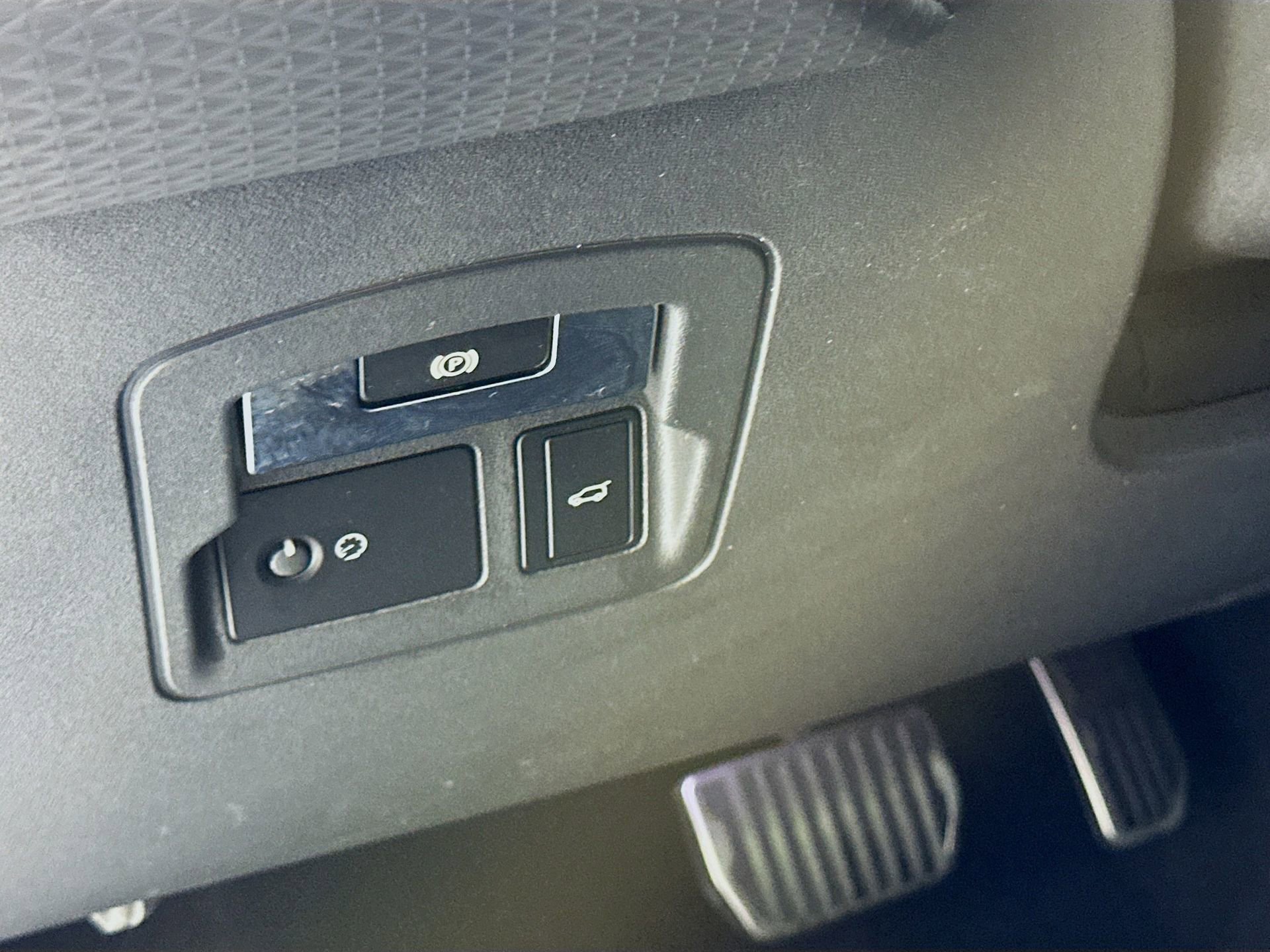 Used 2020 Land Rover Range Rover Velar R-Dynamic S image 11