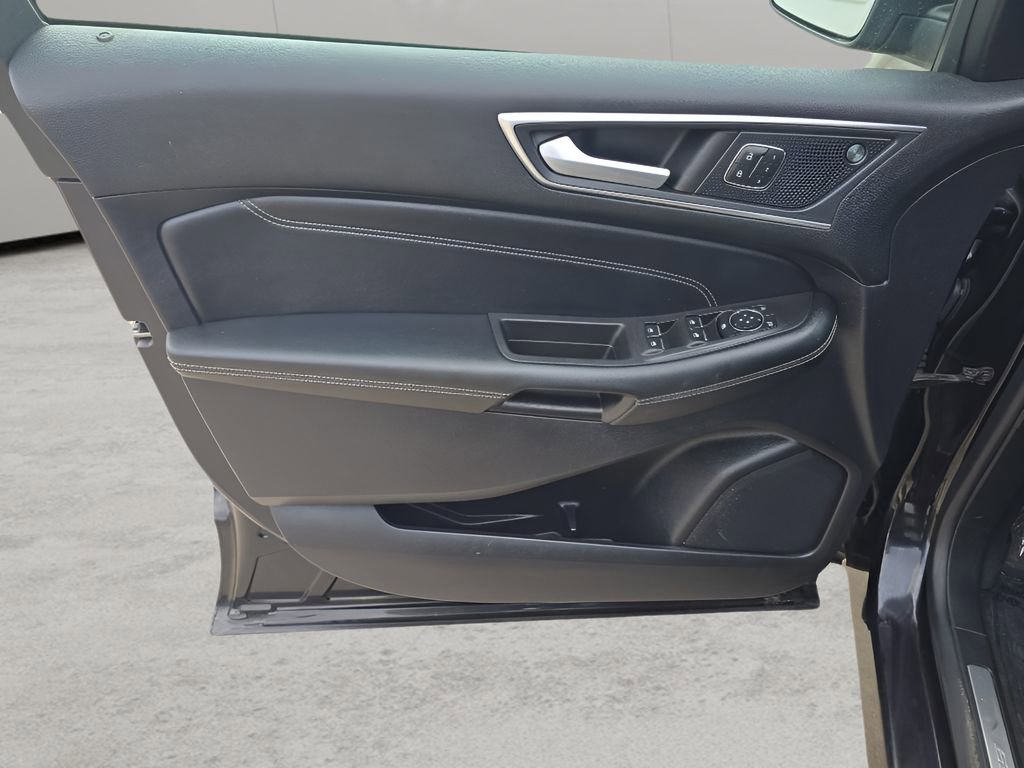 Used 2022 Ford Edge Titanium image 10