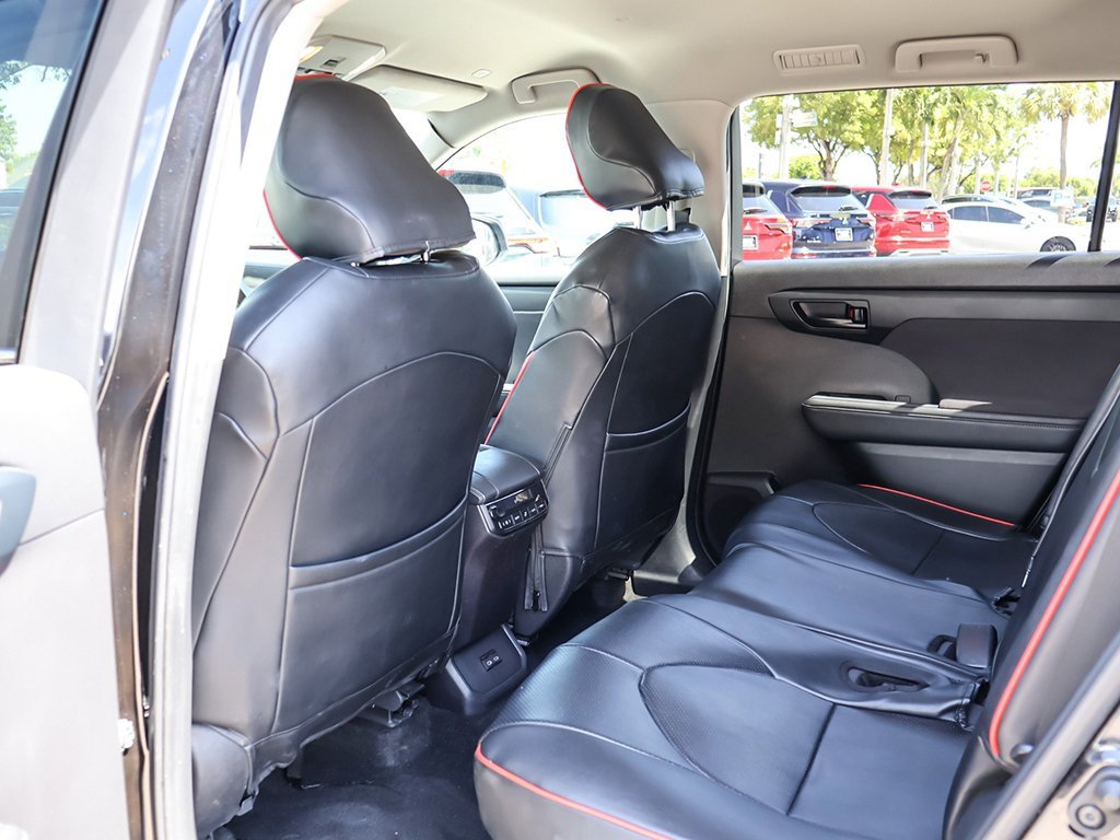 Used 2024 Toyota Highlander LE image 32