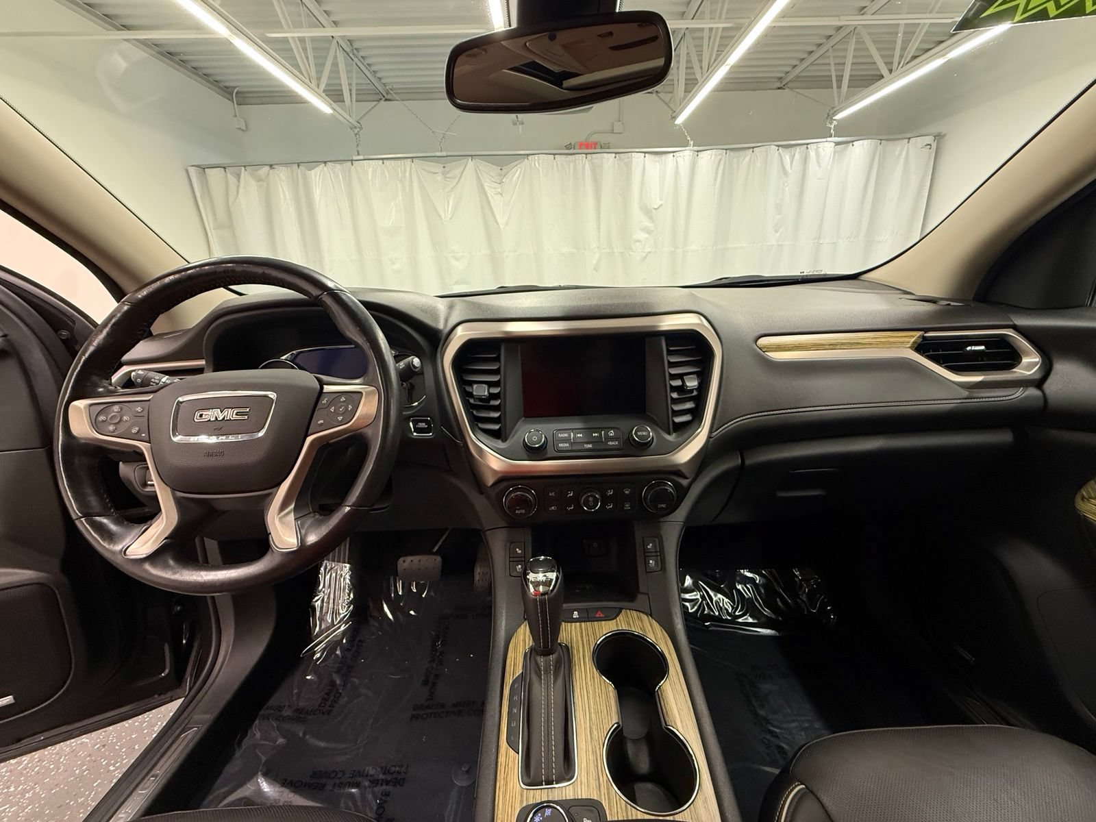 Used 2018 GMC Acadia Denali w/ Technology Package FWD image 17