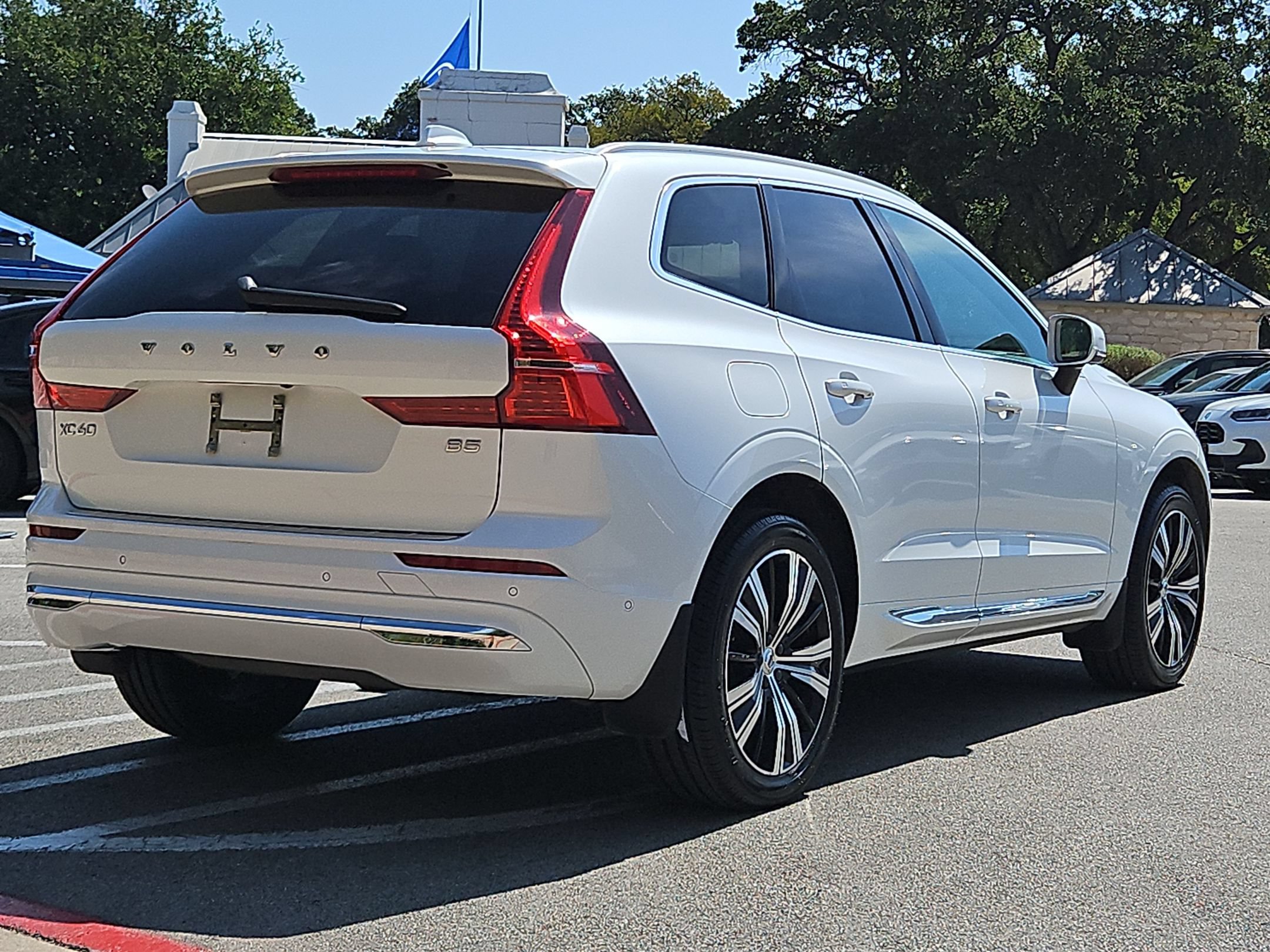 Used 2022 Volvo XC60 B5 Inscription w/ Advanced Package FWD image 3