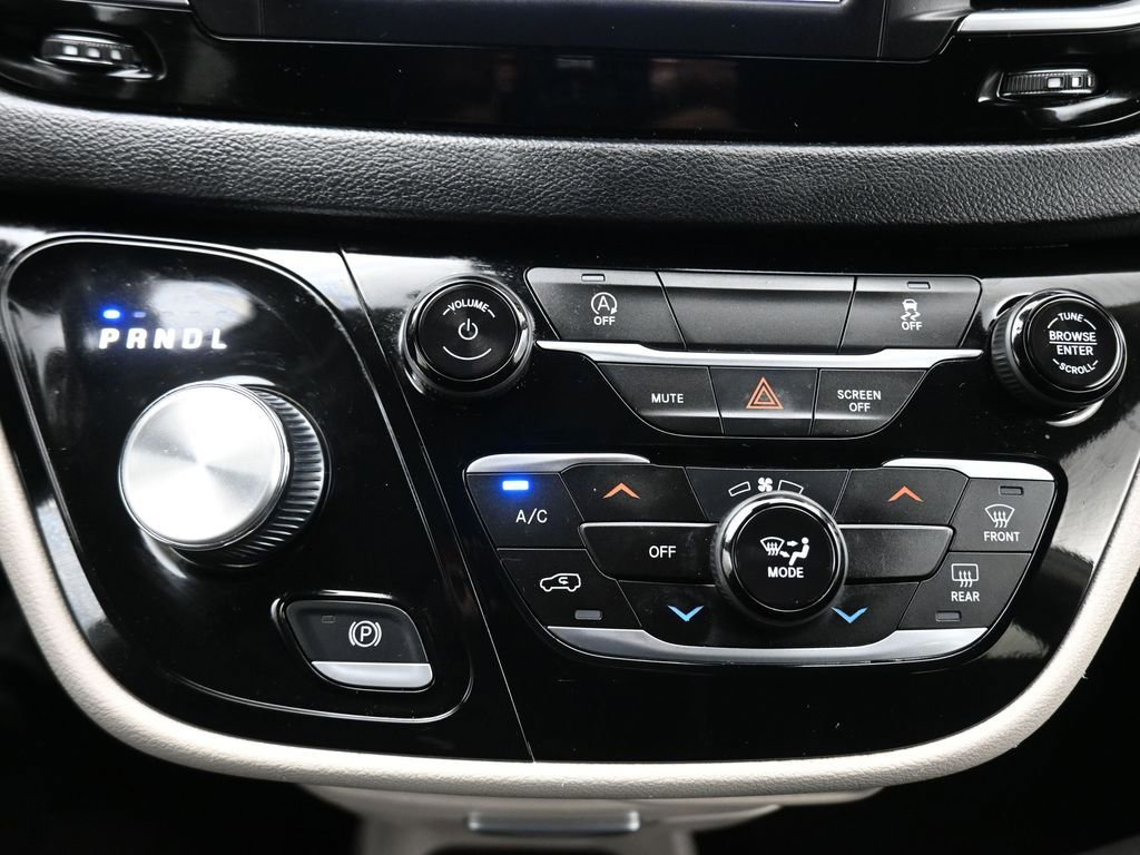 Used 2023 Chrysler Voyager LX image 22