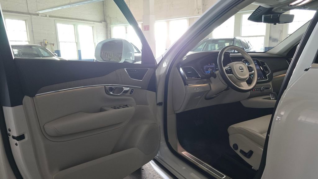 Certified 2025 Volvo XC90 T8 Plus image 19