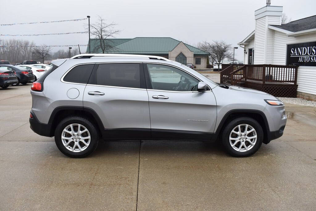 Used 2017 Jeep Cherokee Latitude w/ Comfort & Convenience Group AWD/4WD image 2