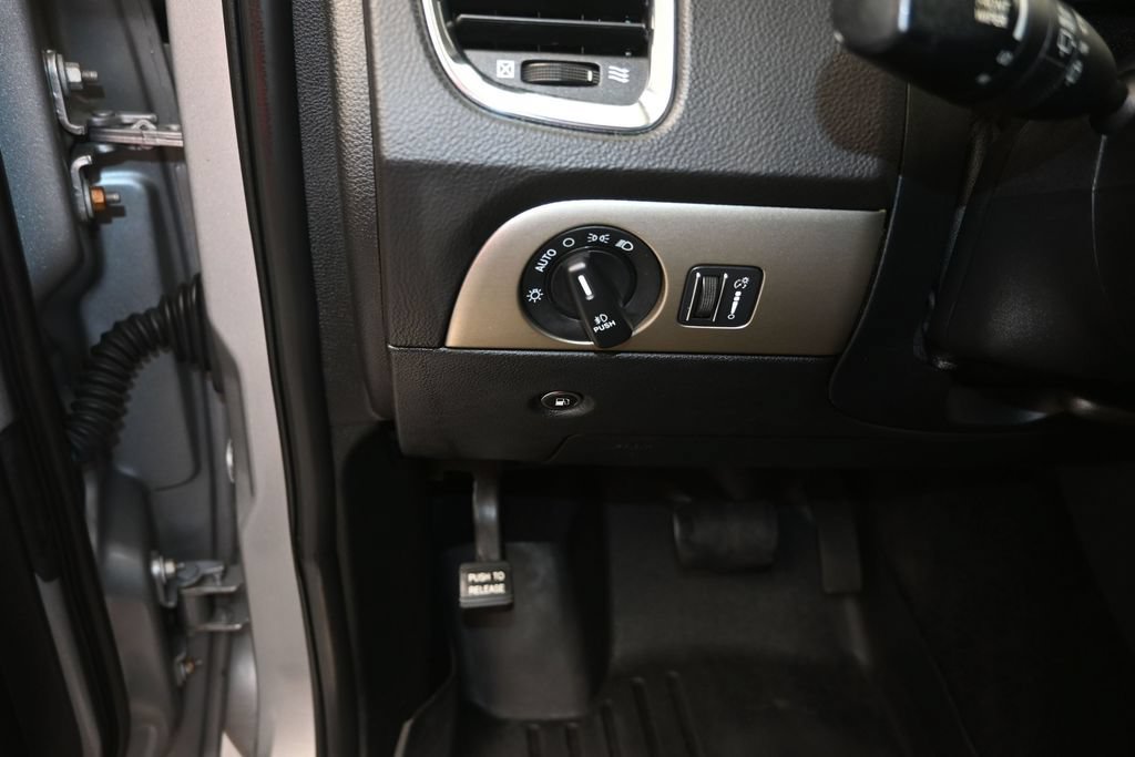 Used 2018 Dodge Durango SXT w/ 3rd Row Seating Group RWD image 12