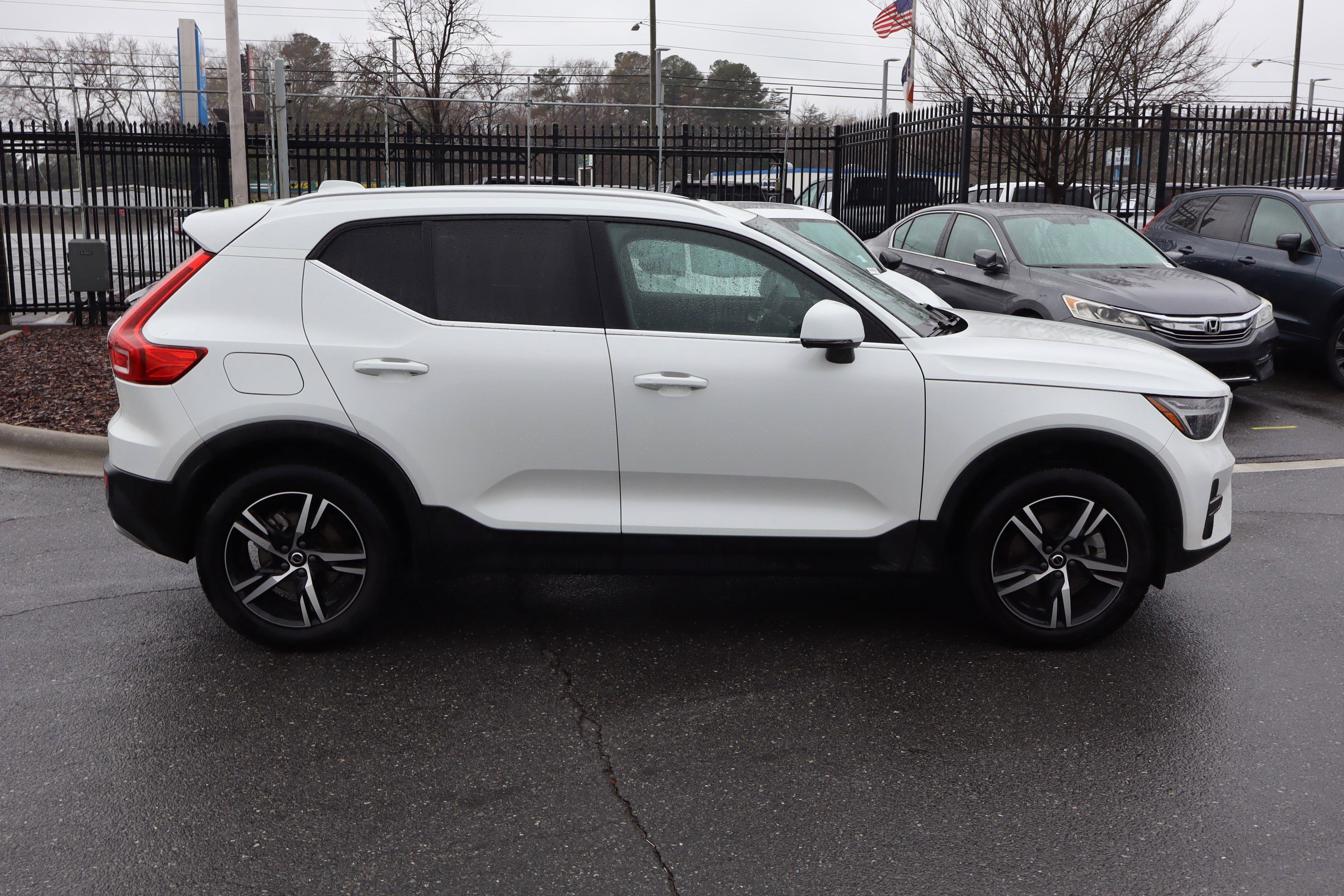 Used 2025 Volvo XC40 B5 Core image 11