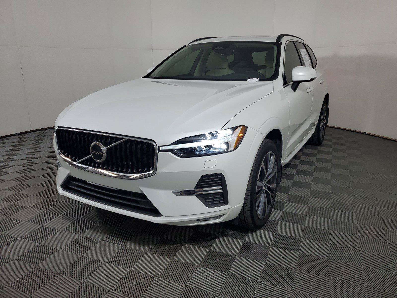Used 2022 Volvo XC60 B5 Momentum w/ Climate Package FWD image 3