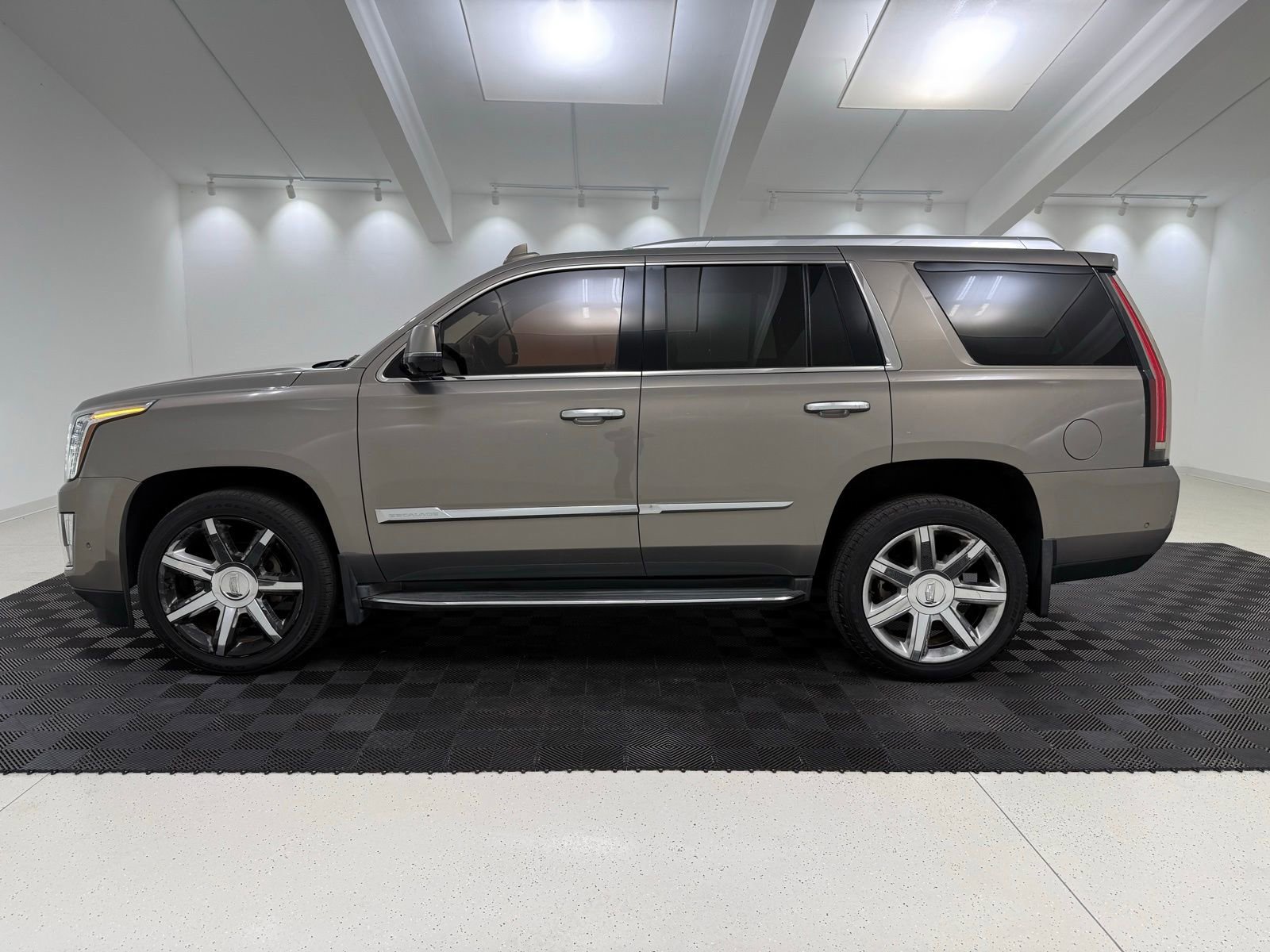 Used 2017 Cadillac Escalade Luxury image 5
