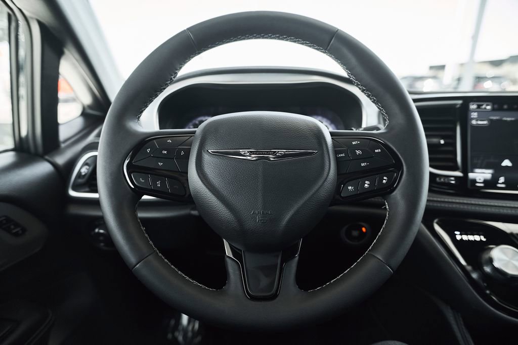 Used 2025 Chrysler Pacifica Limited FWD image 30