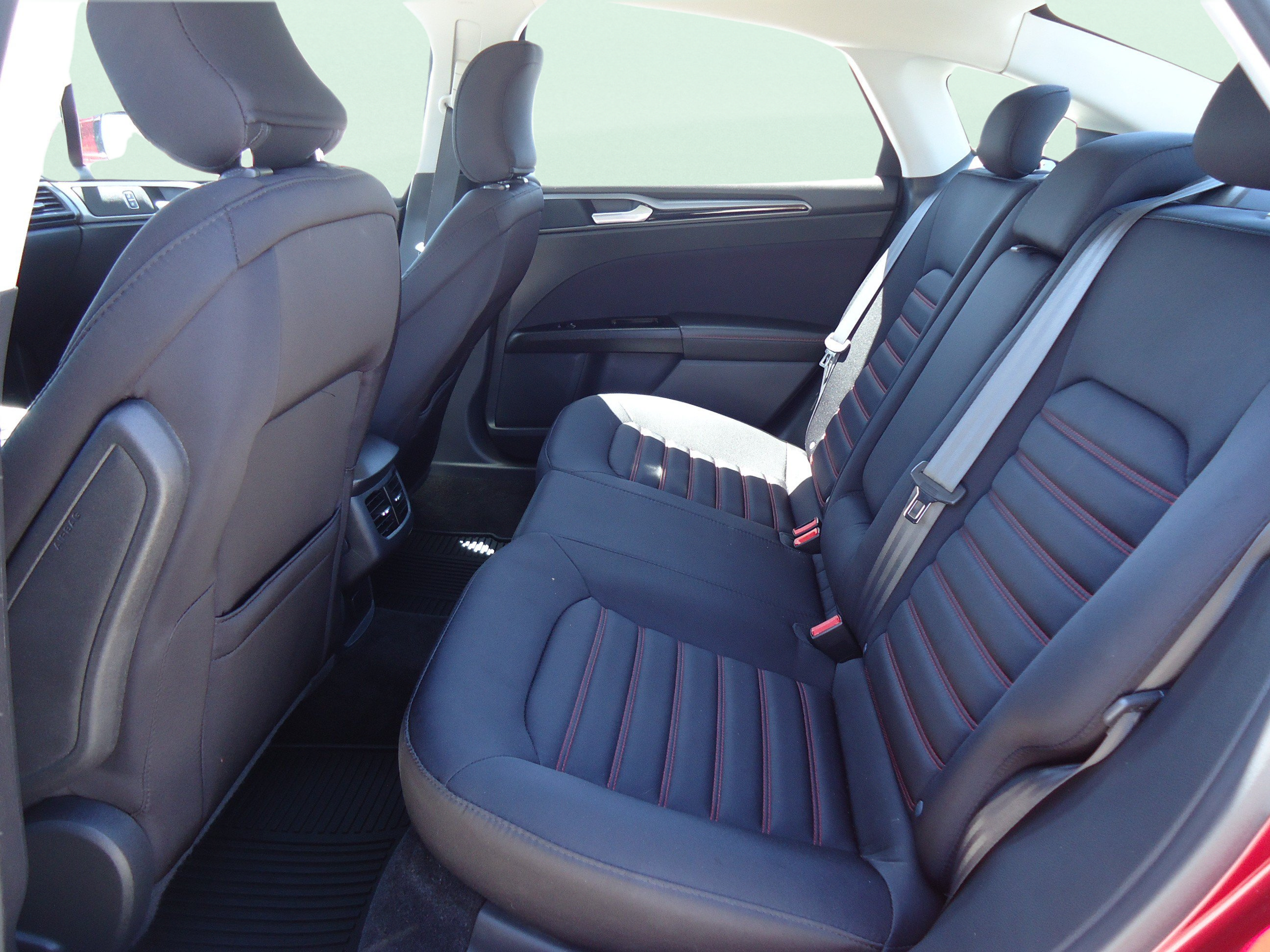 Used 2015 Ford Fusion SE FWD image 25