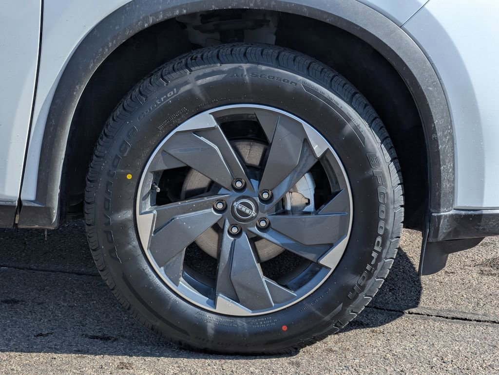 Used 2025 Nissan Rogue SV AWD/4WD image 9